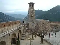 Chapelle et cour intérieure.