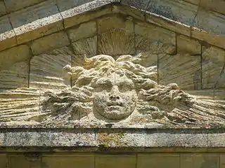 Fronton orné de la figure du roi soleil