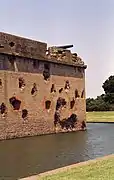 Mur qui a été ouvert puis réparé avec ses douves autour du fort