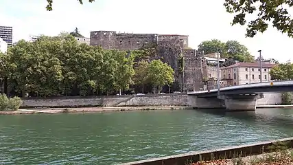 Vue sud-est depuis le quai Arloing : fort Saint-Jean, pont Kœnig, et derrière le pont le grenier d'abondance