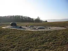 Dessus d'un bloc équipé d'une tourelle de 81 mm éclipsée et de deux cloches (ouvrage de Schœnenbourg, bloc 5).