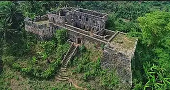 Ruines d'un fort militaire envahi par la végétation