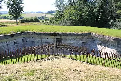 Coffre de contrescarpe du fort d'Uxegney, vu depuis le fort.