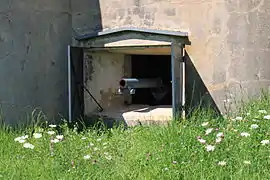 Volée d'un canon dépassant de la casemate au fort d'Uxegney (place fortifiée d'Épinal).