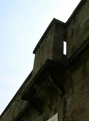 Bretèche sur deux consoles défendant la porte du fort de Beauregard.