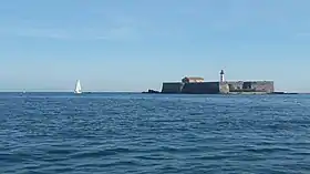 Vue de l'île et du fort de Brescou depuis la mer, en 2020.