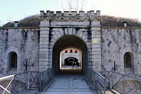 Pavillon d'entrée du fort, vu de l’extérieur.