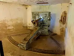 Canon de 75 mm dans une des deux casemates de Bourges du fort de Vaux.