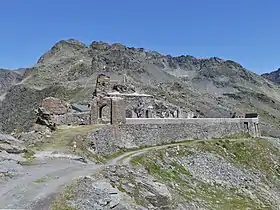 Le mont Valezan (à gauche) depuis le fort de la Redoute Ruinée au col de la Traversette au sud-ouest.