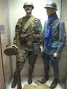 Lieutenant français d'artillerie et soldat russe, de droite à gauche.