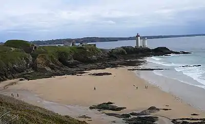 La plage, le fort et le phare du Petit Minou.