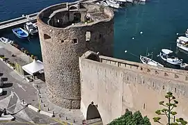 Caponnière à 2 niveaux superposés (le supérieur est ouvert) reliant la Tour du sel à la citadelle de Calvi