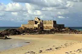 Le Fort National peut se visiter, il est accessible à marée basse.