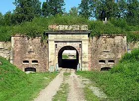 Entrée en maçonnerie, recouverte de terre, de la batterie de Sanchey (place forte d'Épinal).