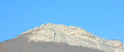 Le fort mimetisé sur la falaise qui domine Corenc, vu de Meylan.