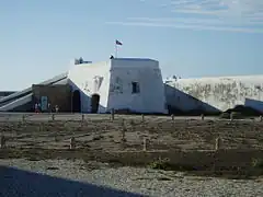 La rose des vents devant l'École navale.