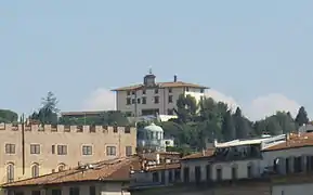 La façade du fort dominant la ville de Florence