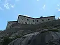 Le fort se trouve à 80 mètres au-dessus de la Doire Baltée