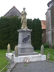 Poilu au repos (monument aux morts)