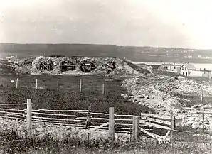 Les ruines de la forteresse en 1907. La place est laissée à l'abandon après sa destruction en 1760 et sert de carrière.
