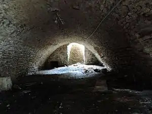 Cave sous l'agence postale donnant accès à l'ancienne galerie du fossé de la « Porte d'en Haut ».