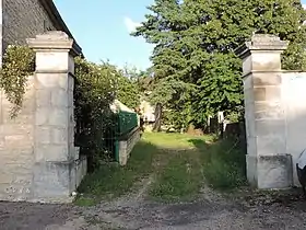 Entrée principale de l'ancien château fortifié.