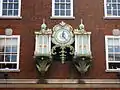 La célèbre horloge sur la façade du bâtiment principal.