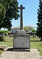 Le monument aux morts près de l'église Notre-Dame (juil. 2009)