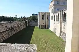 Fossé d'un château-fort (ici Vincennes).