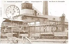 Carte postale ancienne en noir et blanc montrant la fosse n° 1 des mines de l'Escarpelle à Roost-Warendin, avec son bâtiment d'extraction et son chevalement en bois.
