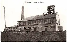 Carte postale ancienne en noir et blanc du puits Bernicourt n° 2 des mines d'Aniche à Waziers, avec son bâtiment d'extraction et son chevalement métallique.