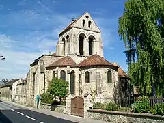 L'église Saint-Étienne de Fosses, dont le chœur et la partie centrale de la nef, de style roman, datent du XIIe siècle.