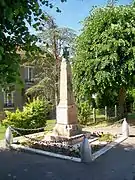 Le monument aux morts des guerres du XXe siècle, sur la Grande-Rue, au village.