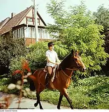 Image d'une cavalière allemande en 1977.