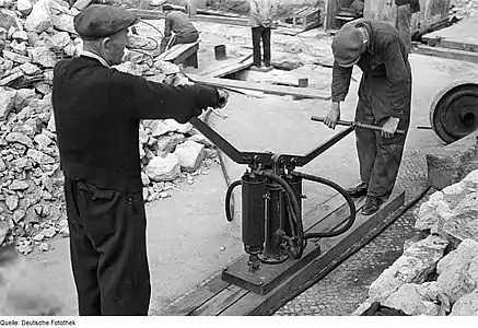 Pompe à bras utilisée pendant la reconstruction de Berlin