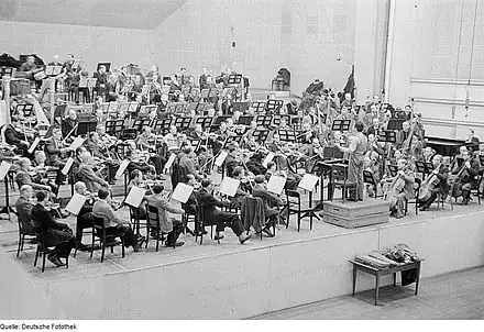 Photographie en noir et blanc d'un groupe de musiciens