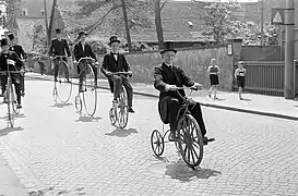 Grands bis allemands derrière un tricycle (1947).