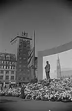 Garde d'honneur devant la statue de Joseph Staline et une montagne de fleurs, Leipzig, 1953.