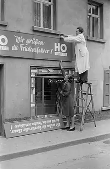 Employés d'HO décorant leur magasin avant une Course de la Paix. Borna, 1954. Photo : Renate et Roger Rössing.