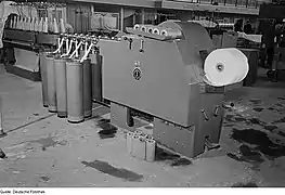 Machine textile de filature et de bobinage avec dévidoirs (1954).