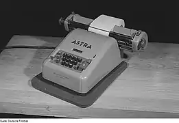 Calculatrice de bureau Astra (origine « Pays de l'Est », diffusée en Europe), 1950.