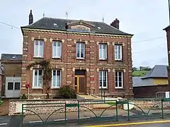 Ancien pensionnat de garçons de 1887, devenu maison des socciations.