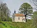 La chapelle vue depuis la route.