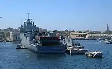 Le TCD Foudre, à quai à la base navale franco-sénégalaise de Dakar, vient de terminer sa mission Corymbe 55 (2 janvier 2001). À ses côtés, le patrouilleur sénégalais Fouta.