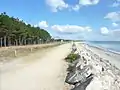 Partie sommitale du cordon d'enrochement de la plage de Cleut Rouz à Mousterlin en Fouesnant, qui protège les dunes de Mousterlin et le polder