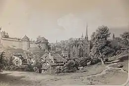 Gravure, vers 1850, représentant la ville. Le château est à gauche de la scène, une église à droite, tandis que de bâtiments sont visibles à l'arrière-plan.