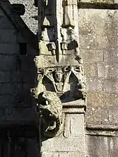 Gargouille et contrefort sculpté de la petite-chapelle Notre-Dame.