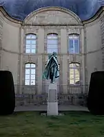 Statue d'Armand Tuffin de La Rouërie« Monument à Armand Tuffin à Fougères », sur e-monumen,(en) « Monument à Armand Tuffin de La Rouërie à Fougères », sur René et Peter van der Krogt