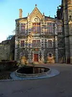 La fontaine au pied de la sacristie de Saint-Léonard et de la tour du Papegaud.