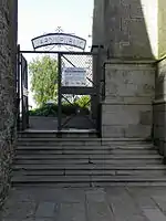 Le portail jouxtant l'église Saint-Léonard.